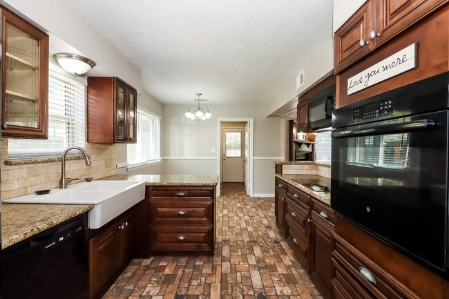 Building Photo - 307 Coronation Dr