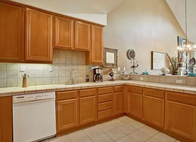 Foto del edificio - Somerset Gardens Townhome