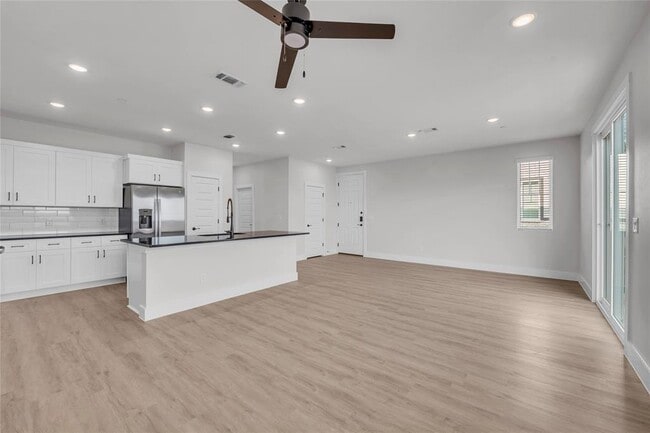 Foto del edificio - 9317 Curious Squirrel St