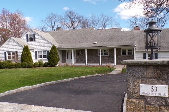 Building Photo - 53 Stonehedge Dr S