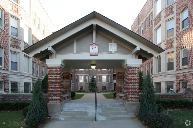 Courtyard - Oakwood Apartments