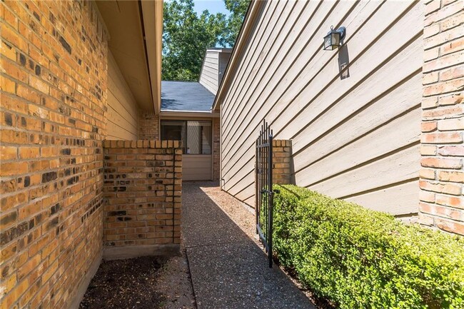 Building Photo - 7211 Lakewood Dr