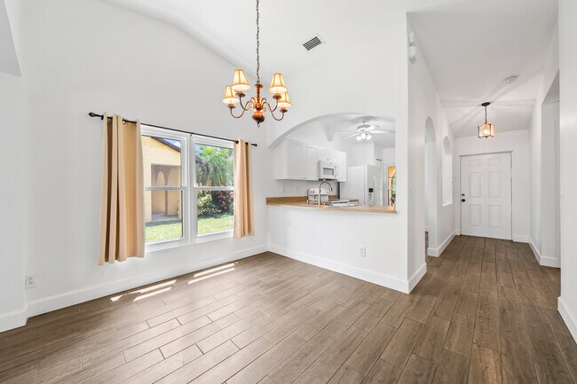 Building Photo - 890 Luminary Cir