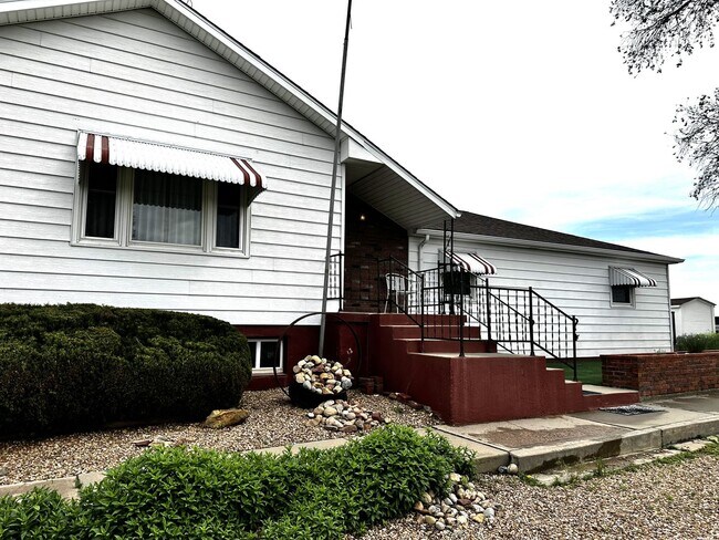 Building Photo - Beautifully maintained home – Country livi...