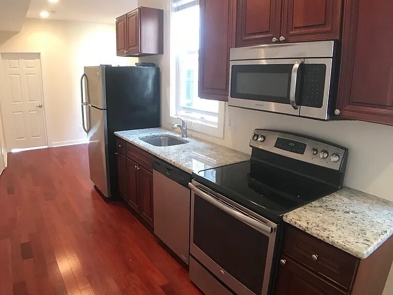 Foto principal - 2631 W Girard Ave