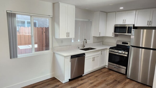 Building Photo - 988 El Camino Dr