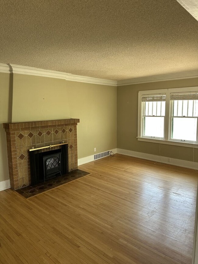Building Photo - Large Craftsman Style Home