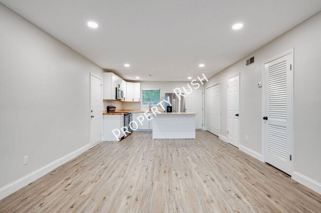 Building Photo - 2323 Green Forest Dr