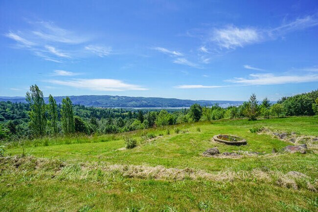 Building Photo - BEAUTIFUL SPACIOUS TWO BEDROOM WITH OFFICE...