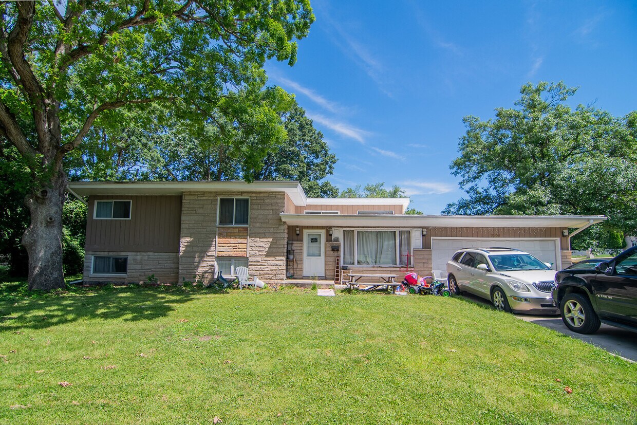 Primary Photo - 2221 Belmont Ave