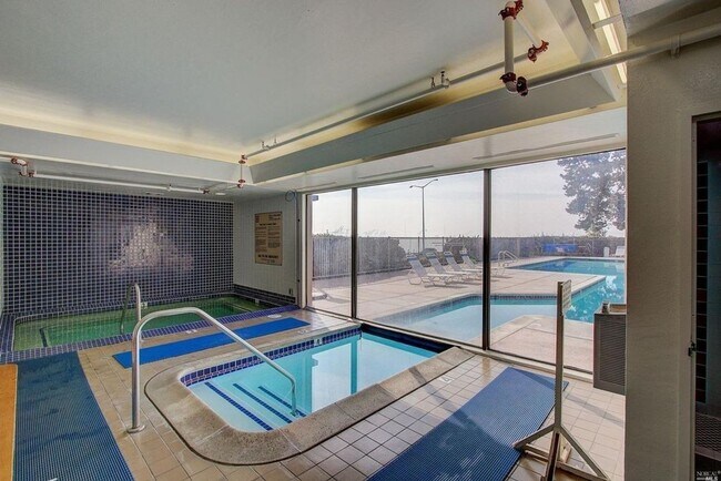 Building Photo - $500 Move-In Special!!! 1 Studio for Rent at the Watergate Apartments in Emeryville!