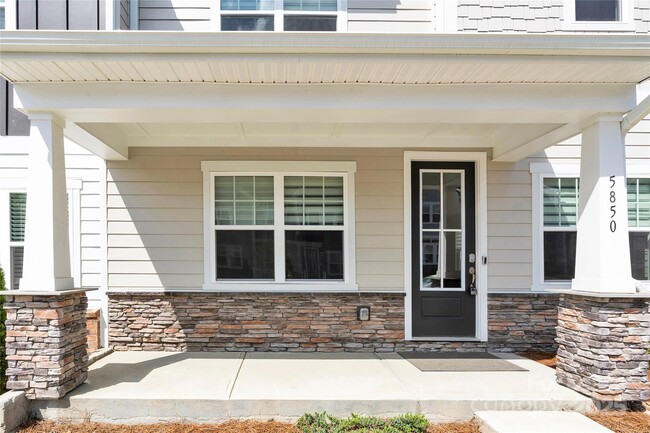 Foto del edificio - 5850 Strathmore Ct