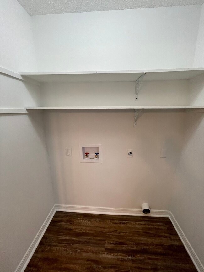 Foto del edificio - 15 McArthur Dr