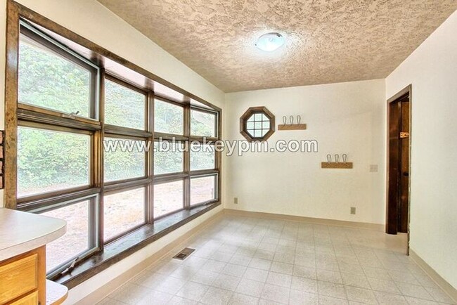 Building Photo - 2 Acres, 2 Decks, 2 Kitchens, Large 3 Bed,...