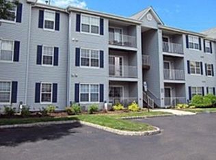 Front of Building - 611 Stratford Pl