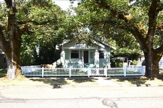 Building Photo - 586 Grove St