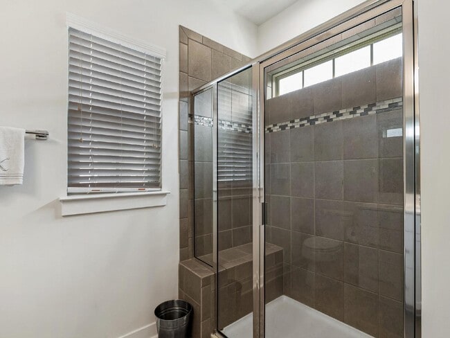 Foto del edificio - End unit townhome just minutes from uptown!!