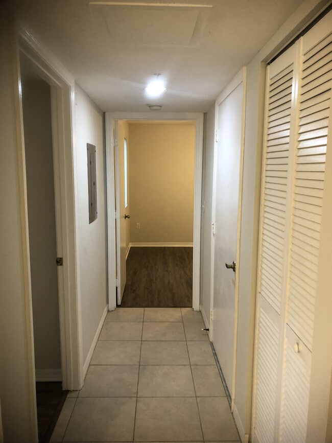 Foto del edificio - 200 Crestwood Ct N