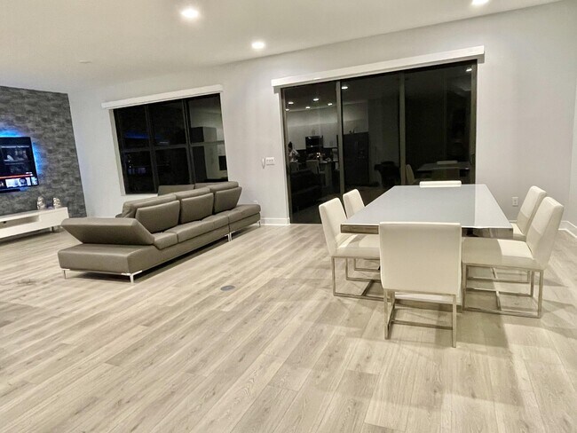 Foto del edificio - 16396 Sandy Shore Dr