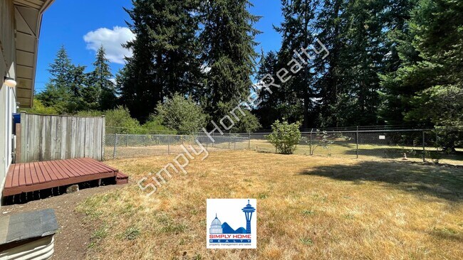 Building Photo - LUXURY DUPLEX RENTAL WITH SPACIOUS BACKYARD
