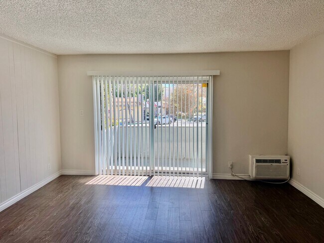 Foto del edificio - 1595 E Chevy Chase Dr