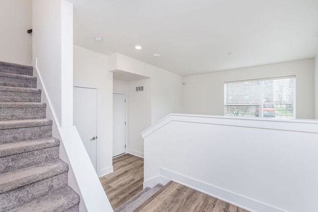 Building Photo - Townhome in Downtown Indy