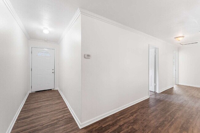 Building Photo - **Move-In Special: 1 MONTH FREE** Move in by February 15, 2026 and get 1 month’s rent FREE on a 1...