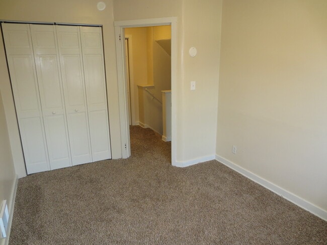 Foto del edificio - 341 Hemlock Dr