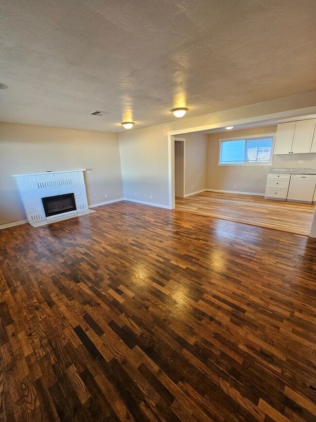 Building Photo - Delightful Home Within Minutes to Everything