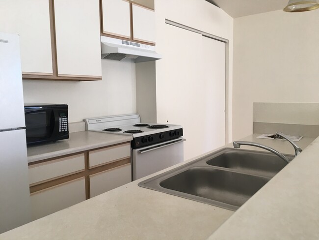 Building Photo - Rent special $1,125-1 BD UNIT IN TRIPLEX -...