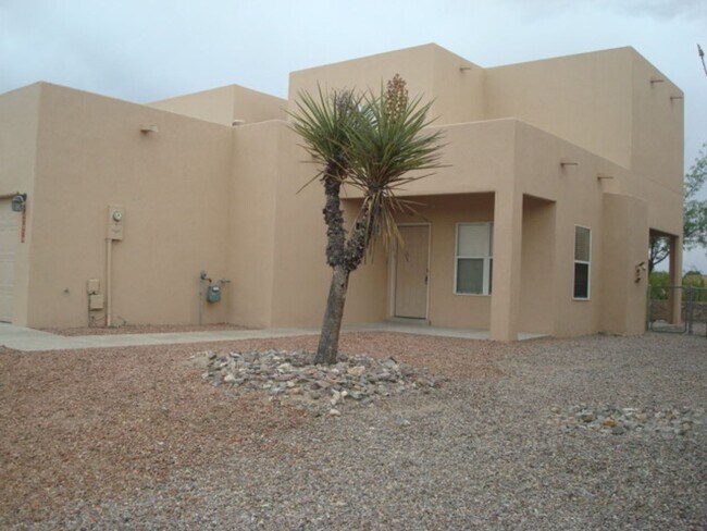 Foto del edificio - Cute Townhouse in Desirable Area- Close to...