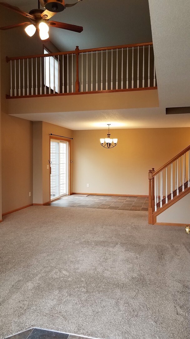 Building Photo - Spacious End Unit Townhouse