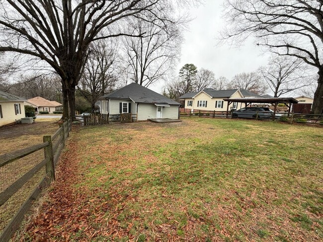 Building Photo - Inviting 2-Bedroom Home with Large Front Porch in KannapolisI’m