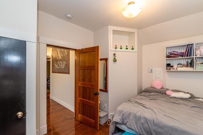 Building Photo - 402 S 5th Ave