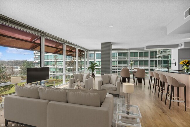 Foto del edificio - 9715 Woods Dr