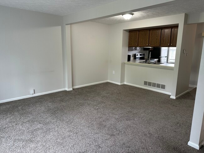 Building Photo - 5035 Hamilton Dr