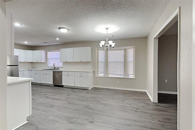 Building Photo - 3911 Fernwood Dr