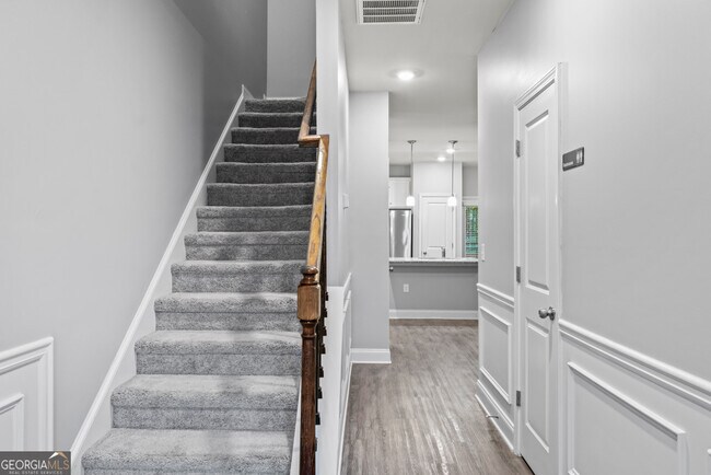 Building Photo - 2570 Castellan Dr