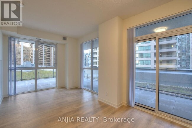 Photo du bâtiment - 4955 Yonge St