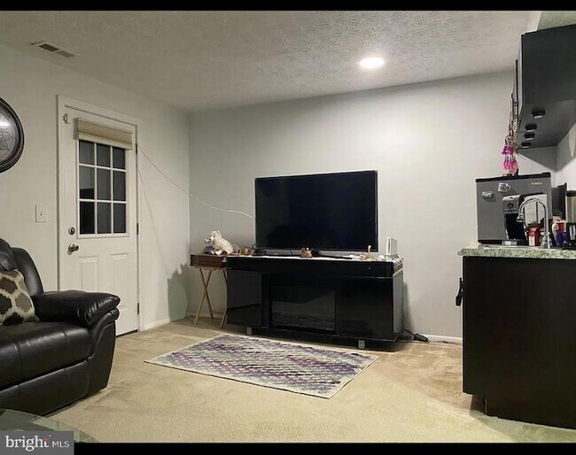 Foto del edificio - 7881 Tyson Oaks Cir