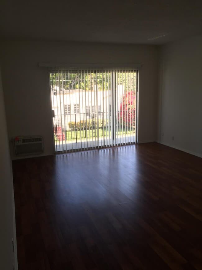 Foto del edificio - 7050-7059 Waring Ave