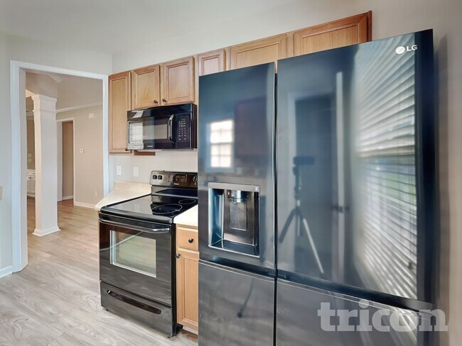 Building Photo - 557 McCarthy Dr