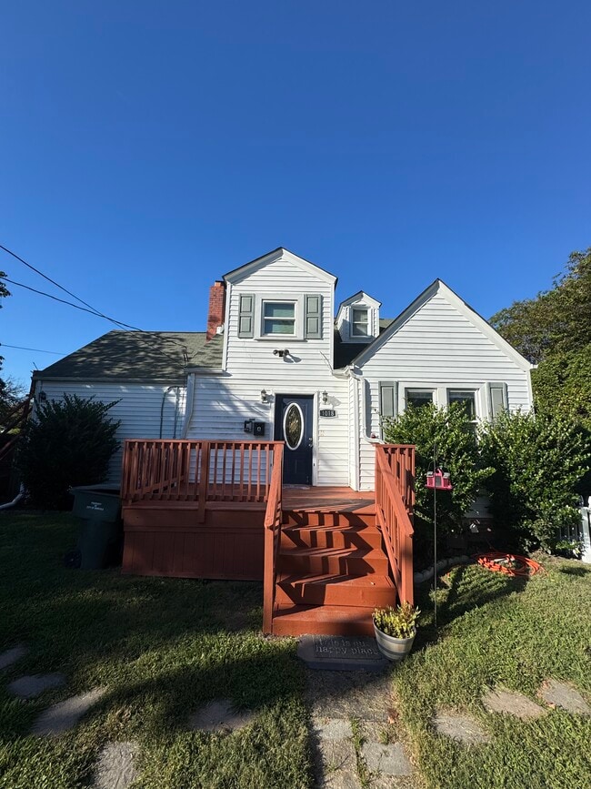 Foto del edificio - 1018 Wolcott Ave
