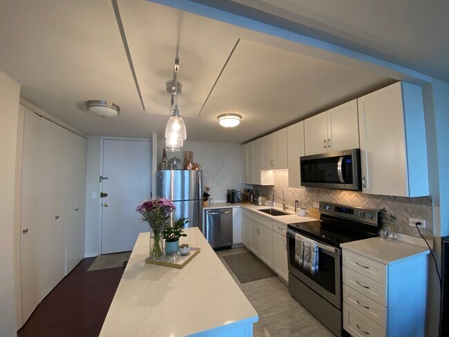 Building Photo - 1660 N La Salle Dr