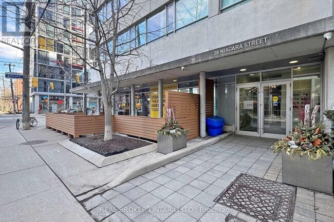 Building Photo - 38 Niagara St