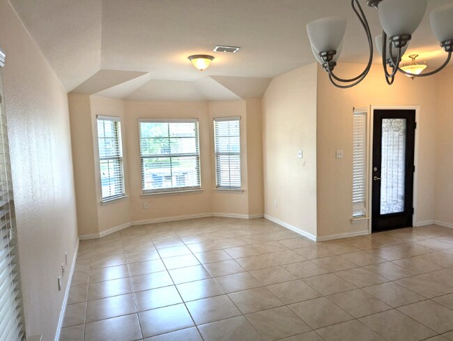 Building Photo - 2671 Calmwood Dr