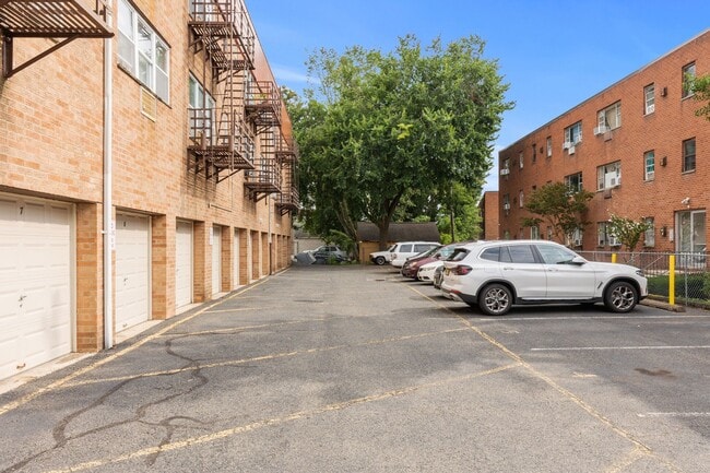 Building Photo - 20 W Church St