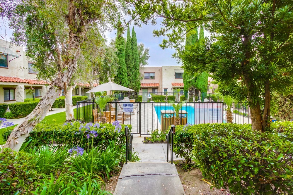 2HAB, 2BA: casa adosada en el comunidad privada - 7012 Casa Ln