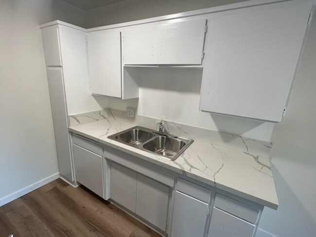 Foto del edificio - 7511 Norton Ave