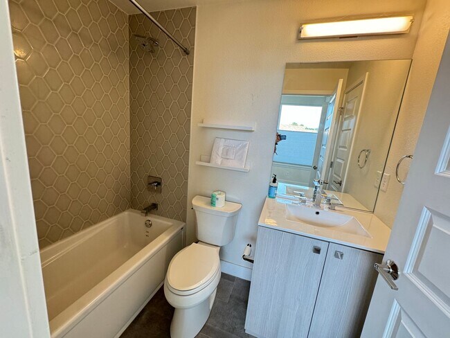 Foto del edificio - Denver Townhome with Great Views - License #2024-ENTITY-0003918